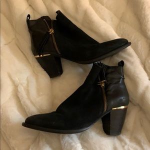 8.5 Steve Madden booties worn less than 5 times